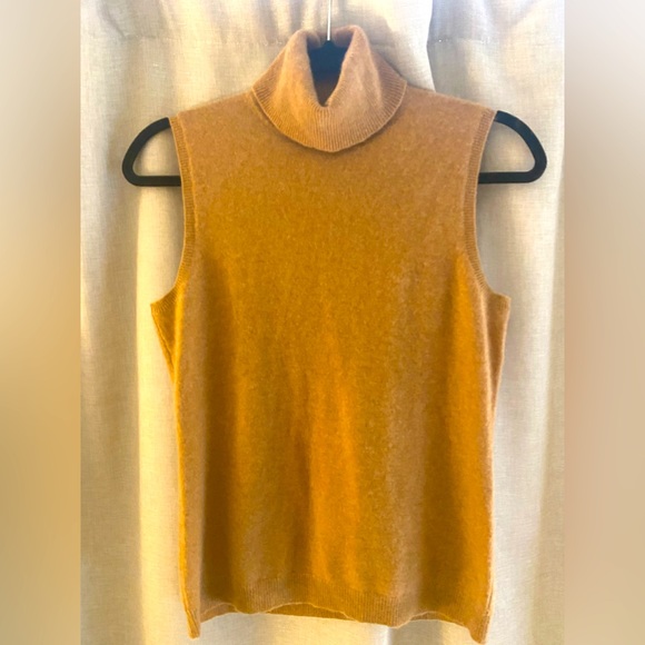 Turtleneck sleeveless camel cashmere sweater vest - Picture 2 of 2